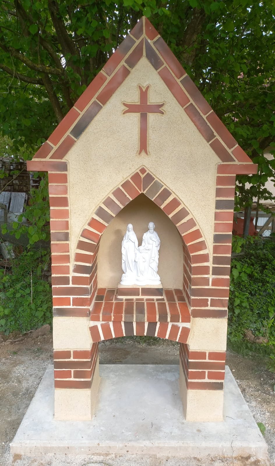 Oratoire en briques avec croix