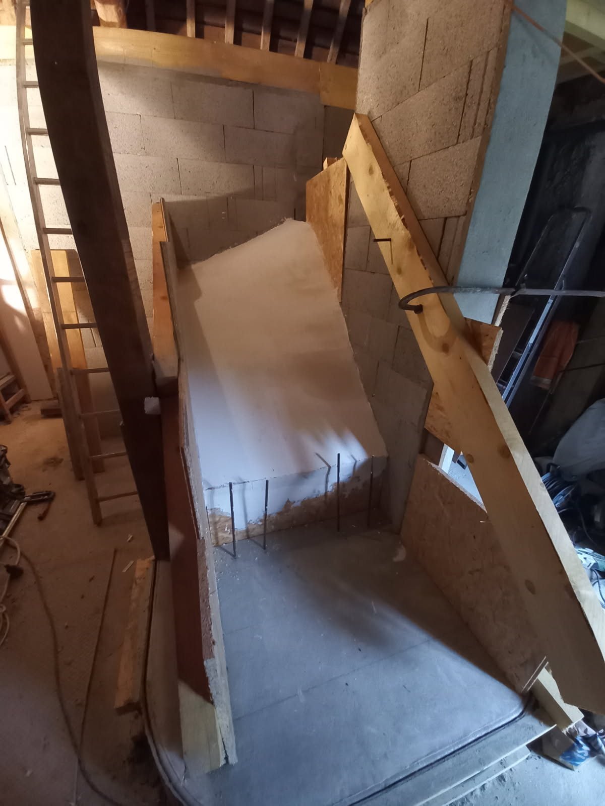 Coffrage d'un escalier en béton