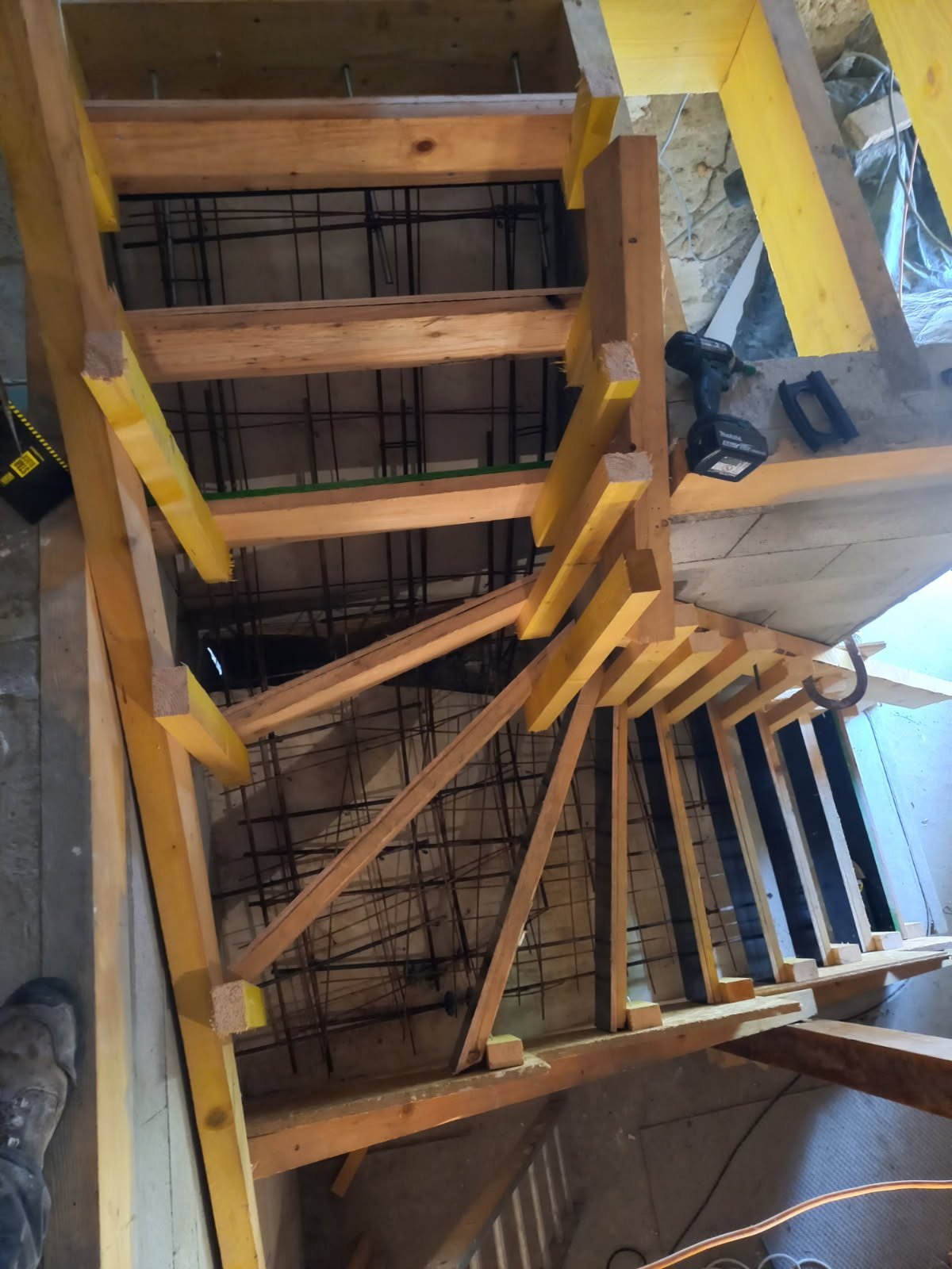 Ferraillage et coffrage d'un escalier en béton